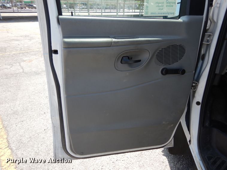 image for item DM2925 2008 Ford E350  shuttle bus
