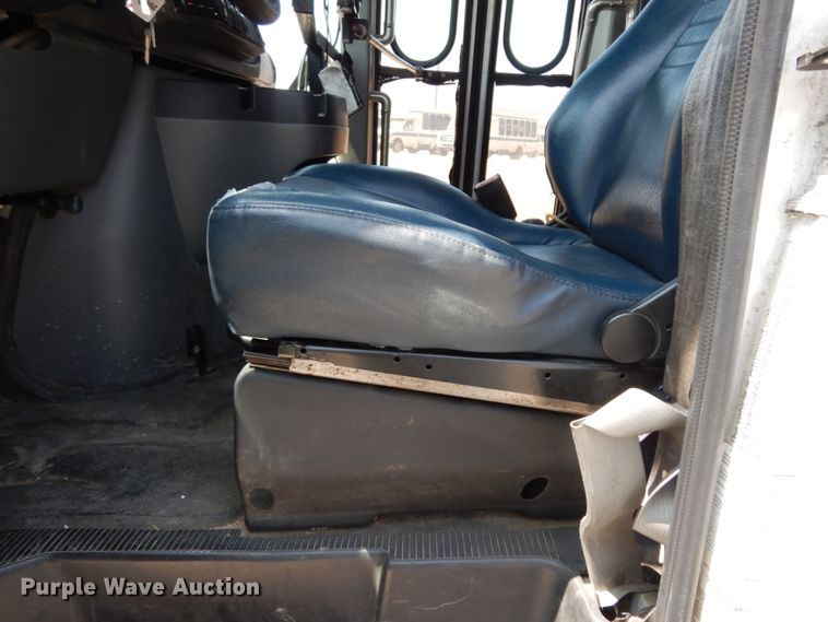 image for item DM2925 2008 Ford E350  shuttle bus