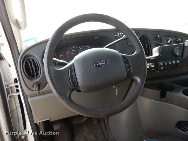 image for item DM2925 2008 Ford E350  shuttle bus