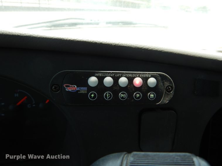 image for item DM2925 2008 Ford E350  shuttle bus