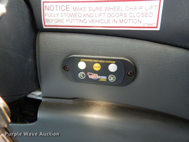 image for item DM2925 2008 Ford E350  shuttle bus