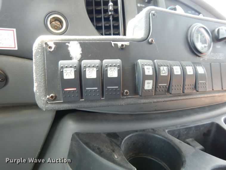 image for item DM2925 2008 Ford E350  shuttle bus