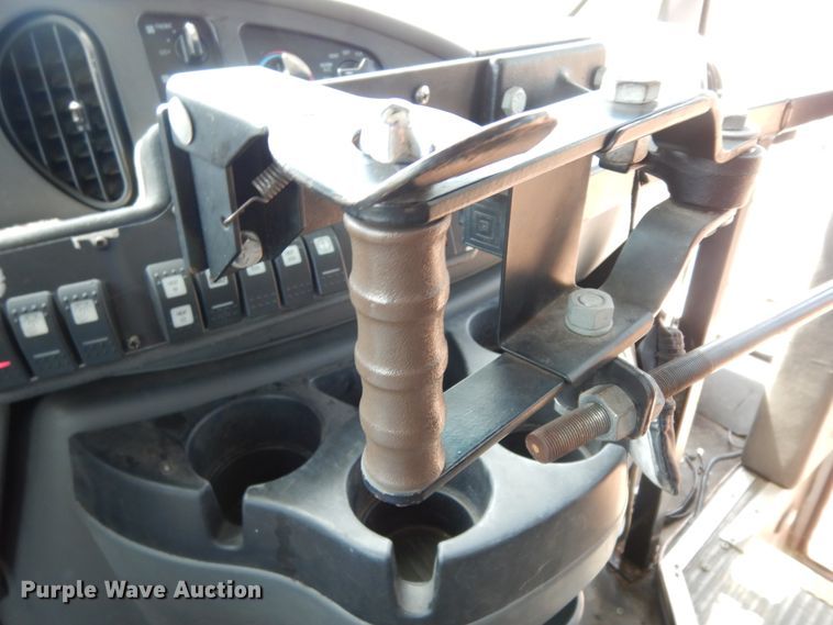 image for item DM2925 2008 Ford E350  shuttle bus