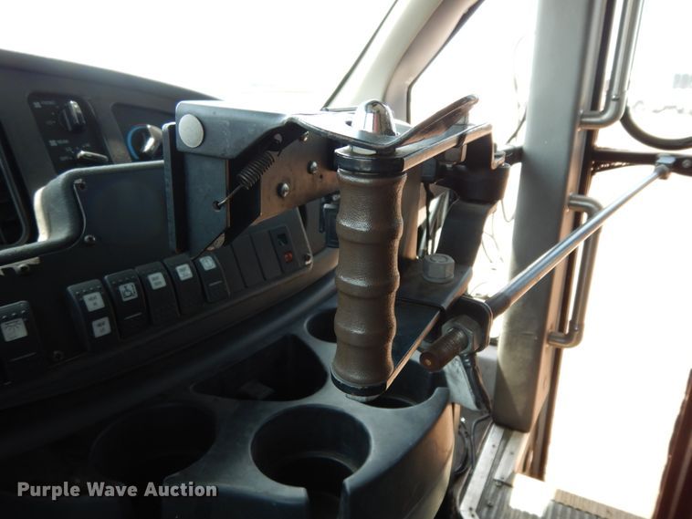 image for item DM2925 2008 Ford E350  shuttle bus