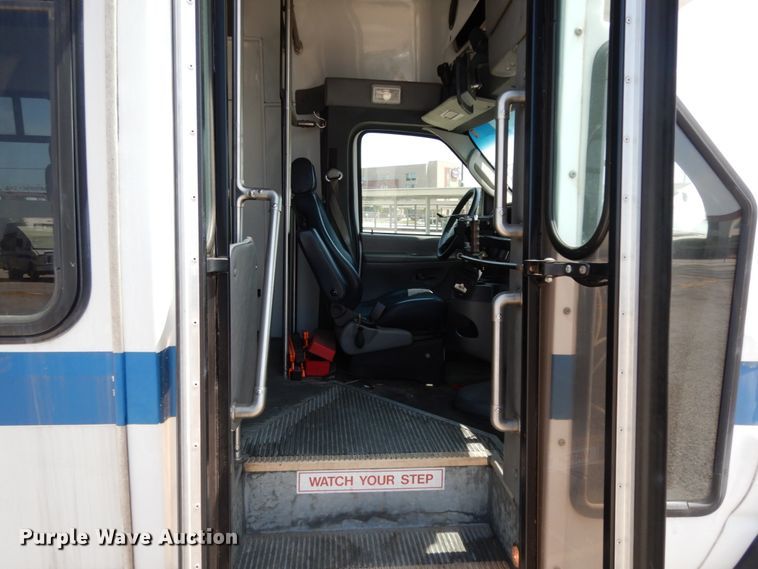 image for item DM2925 2008 Ford E350  shuttle bus