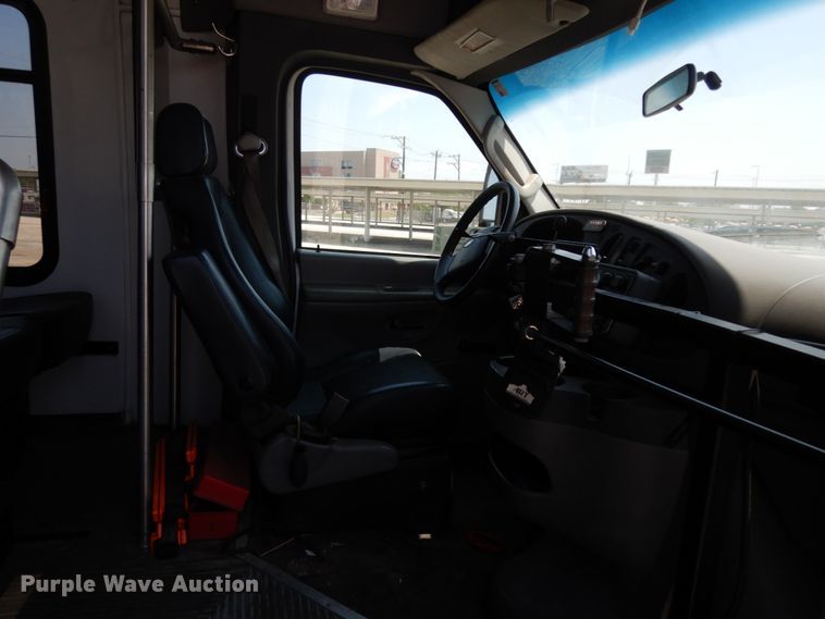 image for item DM2925 2008 Ford E350  shuttle bus