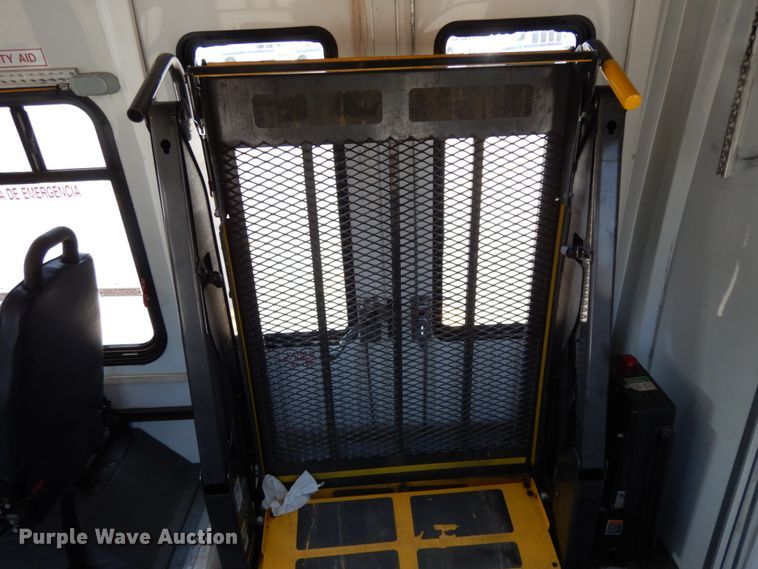 image for item DM2925 2008 Ford E350  shuttle bus