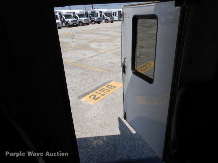 image for item DM2925 2008 Ford E350  shuttle bus