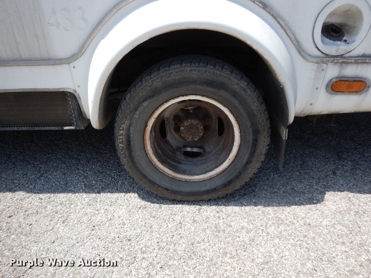 image for item DM2925 2008 Ford E350  shuttle bus