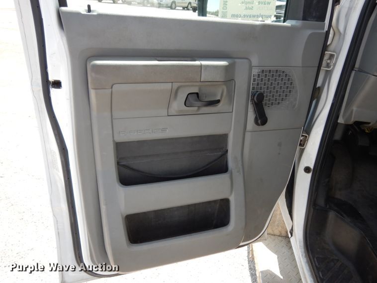 image for item DM2926 2009 Ford E450  shuttle bus