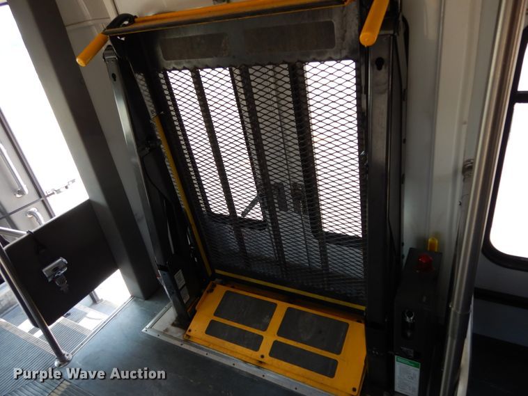 image for item DM2926 2009 Ford E450  shuttle bus