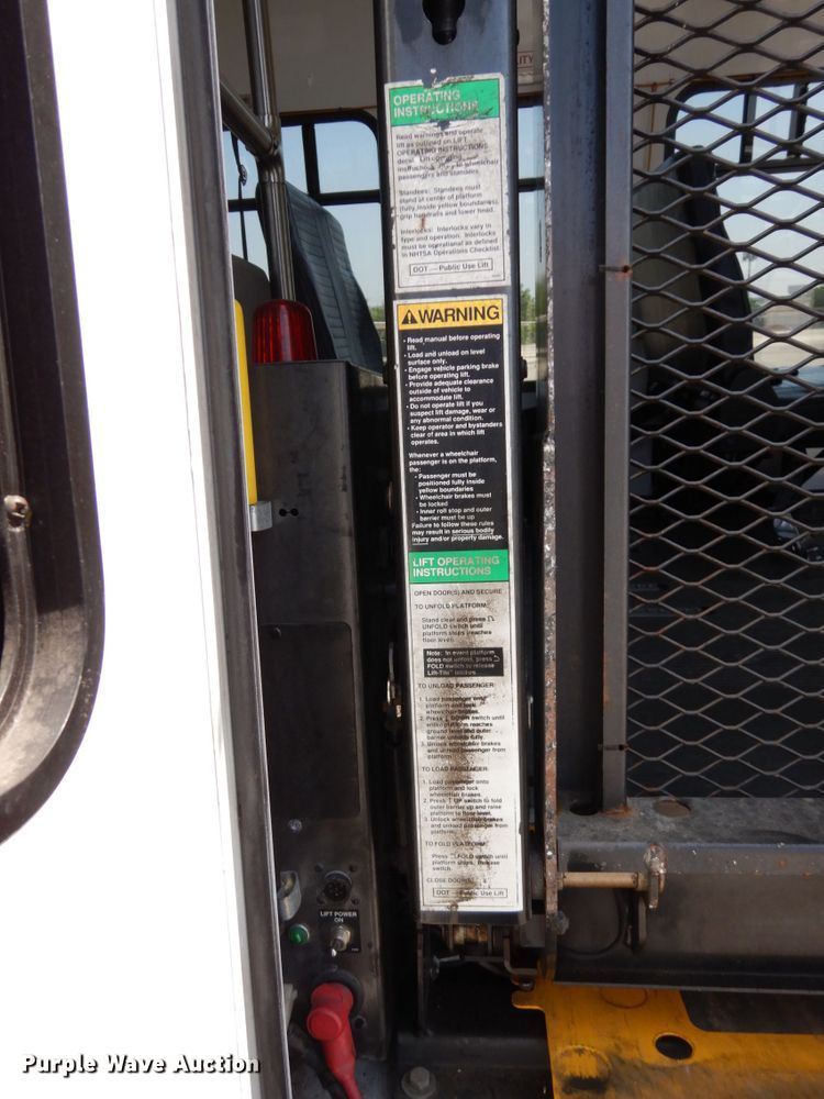 image for item DM2926 2009 Ford E450  shuttle bus