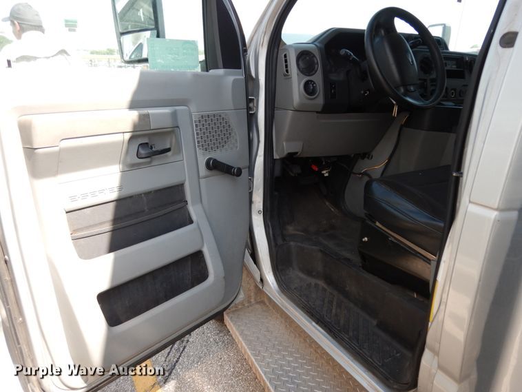 image for item DM2927 2011 Ford E450  shuttle bus