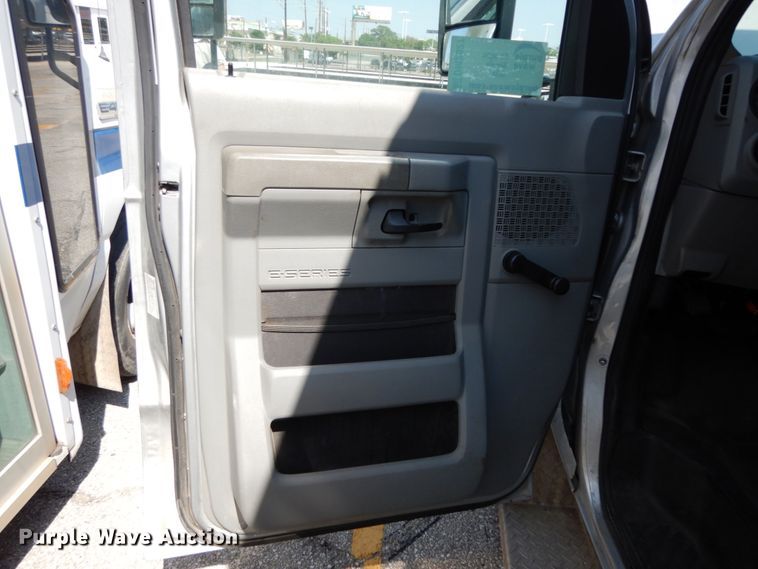 image for item DM2927 2011 Ford E450  shuttle bus