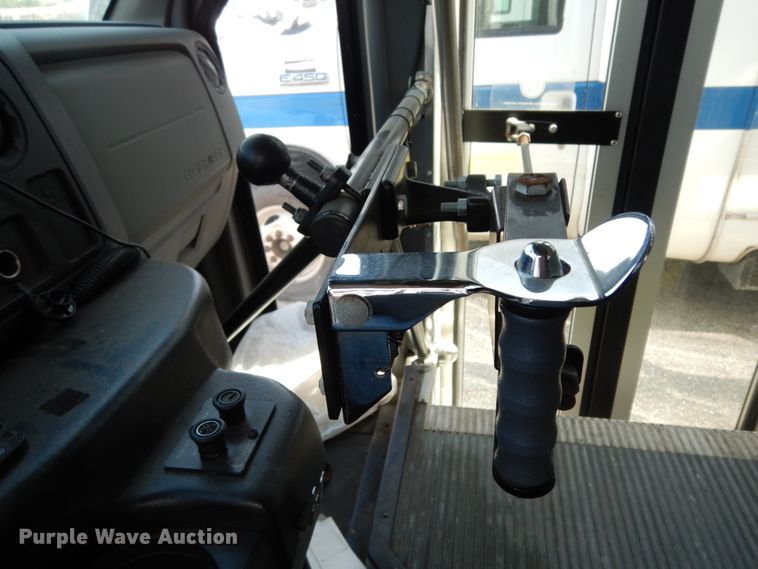 image for item DM2927 2011 Ford E450  shuttle bus