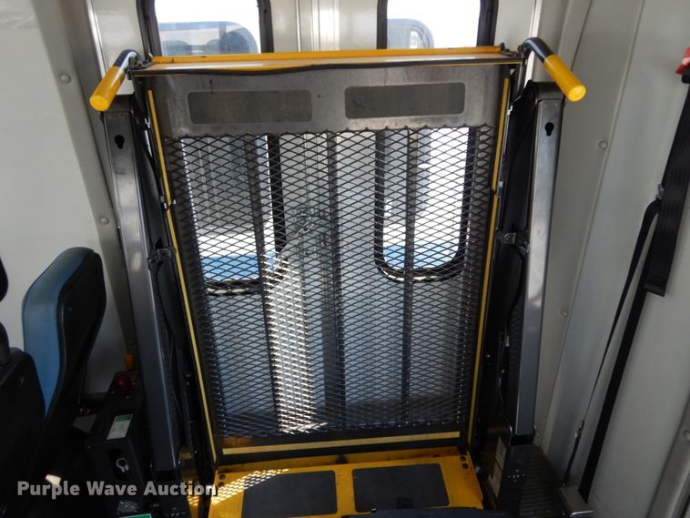 image for item DM2927 2011 Ford E450  shuttle bus