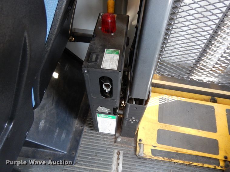 image for item DM2927 2011 Ford E450  shuttle bus