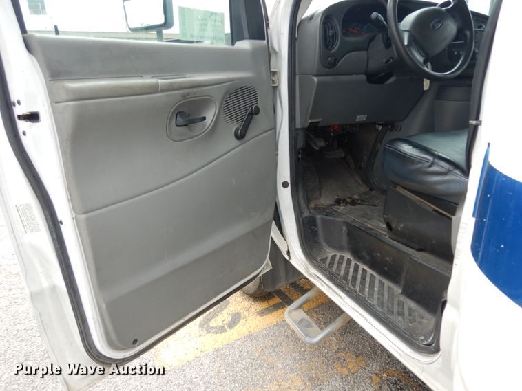 image for item DM2928 2008 Ford E450  shuttle bus