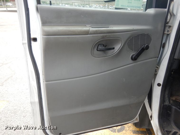 image for item DM2928 2008 Ford E450  shuttle bus