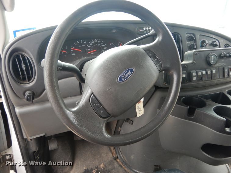 image for item DM2928 2008 Ford E450  shuttle bus
