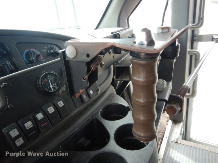 image for item DM2928 2008 Ford E450  shuttle bus