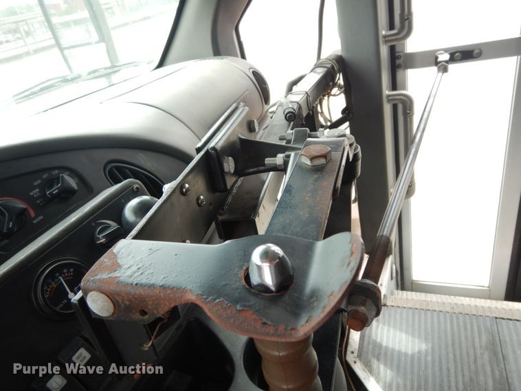 image for item DM2928 2008 Ford E450  shuttle bus