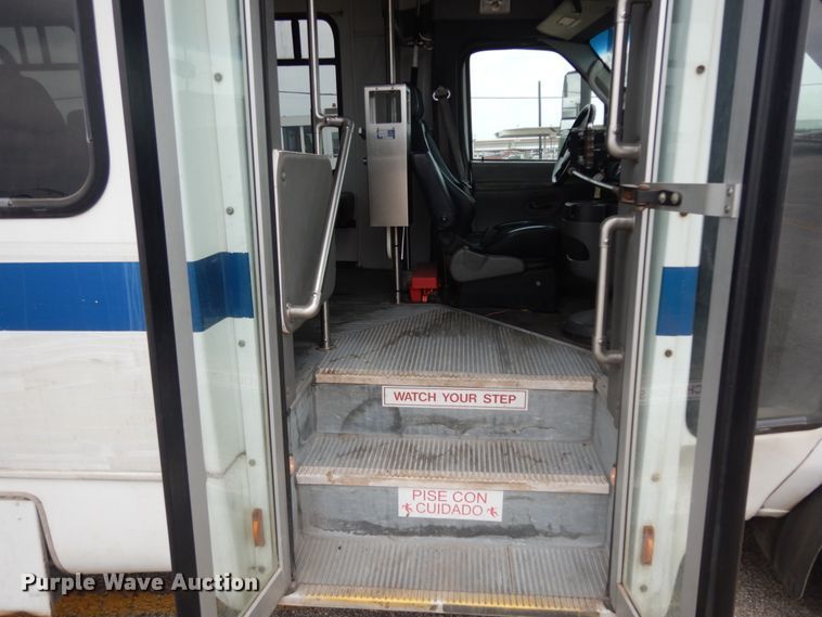 image for item DM2928 2008 Ford E450  shuttle bus