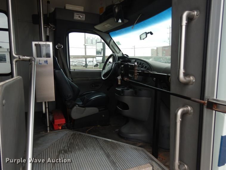 image for item DM2928 2008 Ford E450  shuttle bus