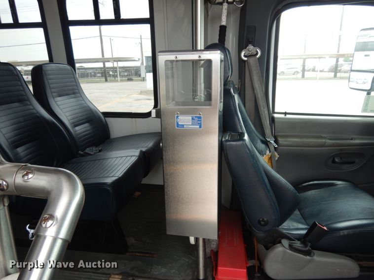 image for item DM2928 2008 Ford E450  shuttle bus