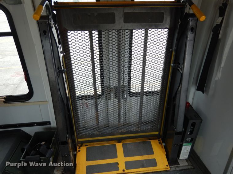 image for item DM2928 2008 Ford E450  shuttle bus