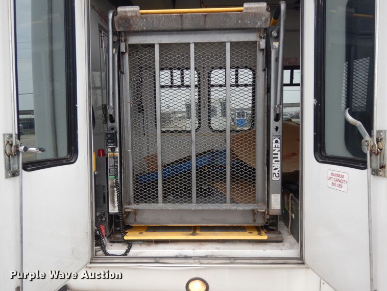 image for item DM2928 2008 Ford E450  shuttle bus