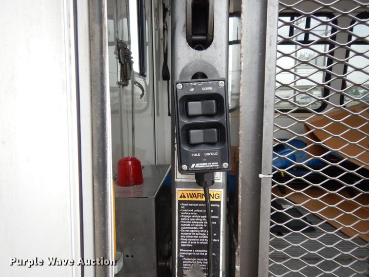 image for item DM2928 2008 Ford E450  shuttle bus