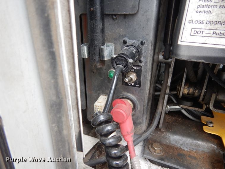 image for item DM2928 2008 Ford E450  shuttle bus