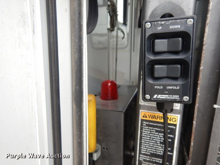 image for item DM2928 2008 Ford E450  shuttle bus