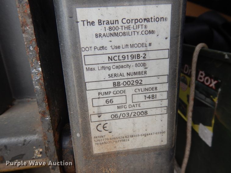 image for item DM2928 2008 Ford E450  shuttle bus