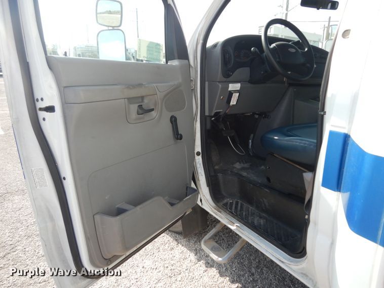 image for item DM2929 2002 Ford E450  shuttle bus