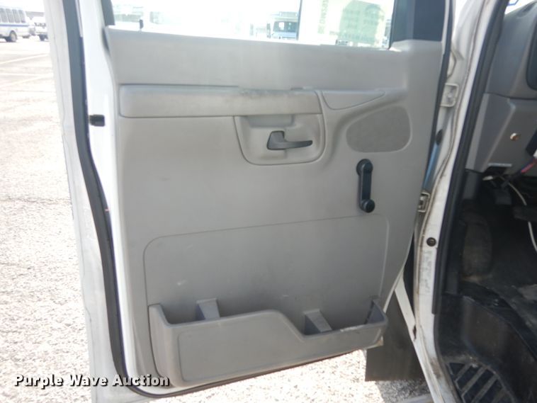 image for item DM2929 2002 Ford E450  shuttle bus