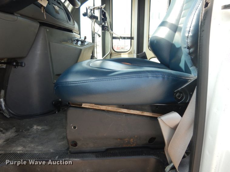 image for item DM2929 2002 Ford E450  shuttle bus