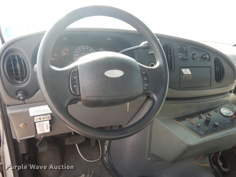 image for item DM2929 2002 Ford E450  shuttle bus