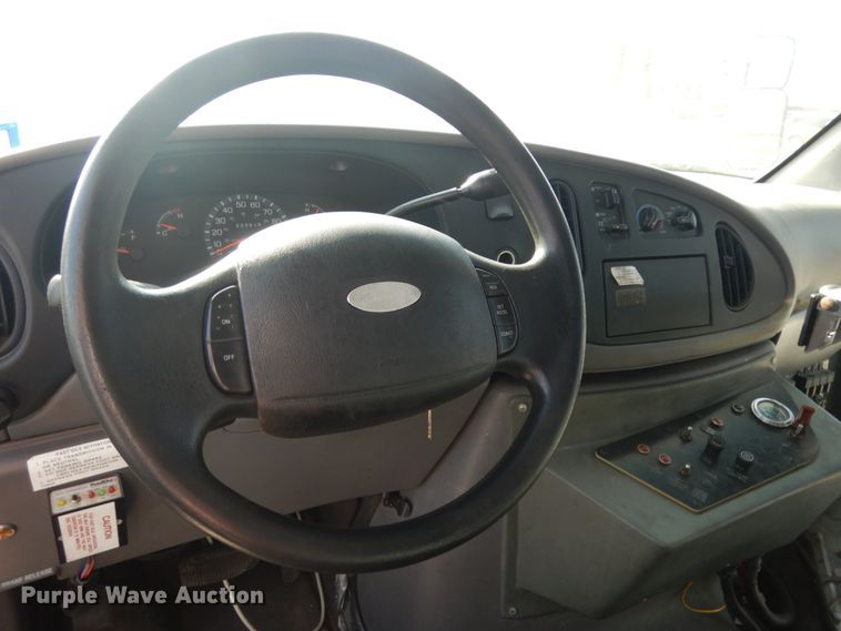 image for item DM2929 2002 Ford E450  shuttle bus