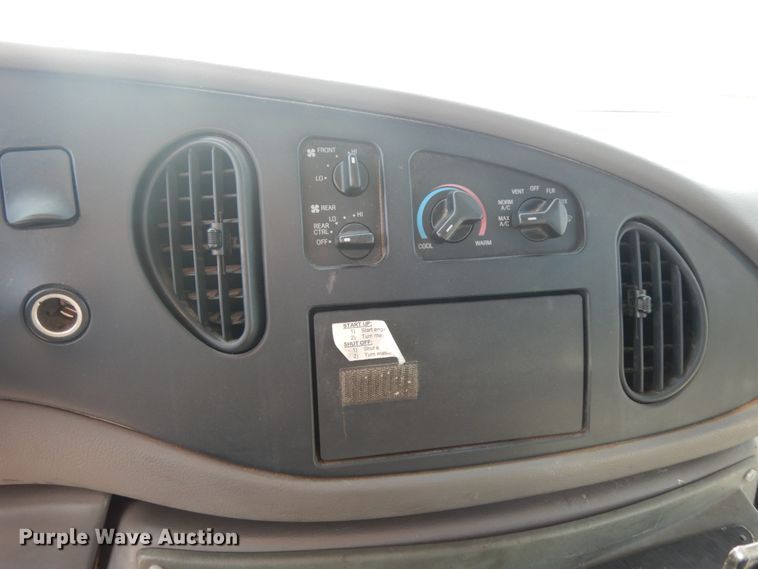 image for item DM2929 2002 Ford E450  shuttle bus