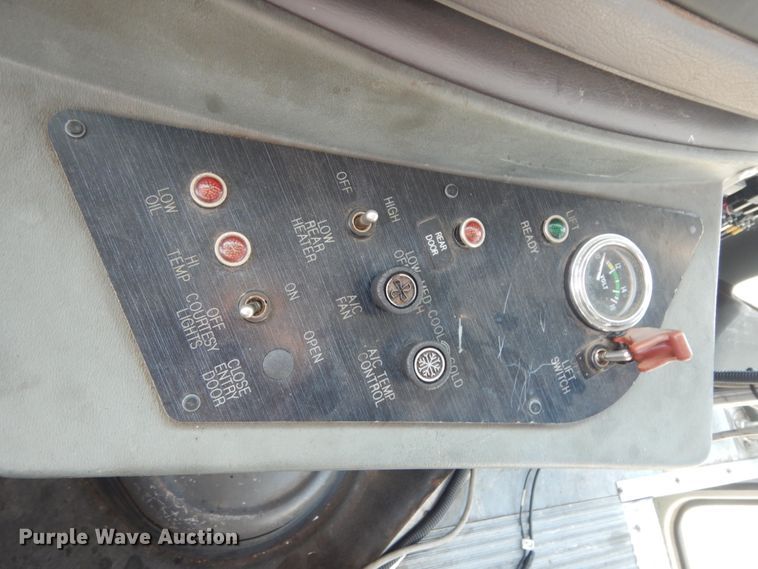 image for item DM2929 2002 Ford E450  shuttle bus