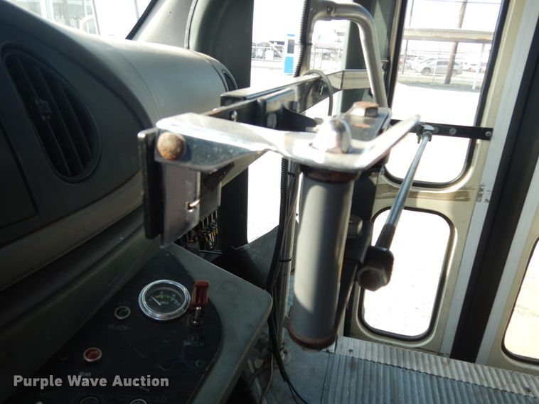 image for item DM2929 2002 Ford E450  shuttle bus