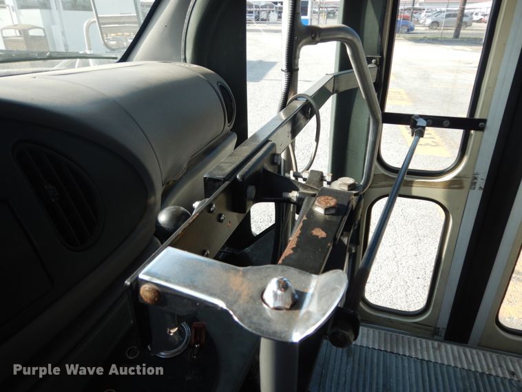 image for item DM2929 2002 Ford E450  shuttle bus