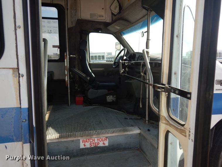 image for item DM2929 2002 Ford E450  shuttle bus