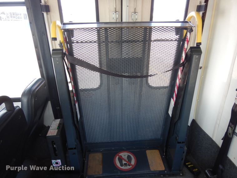 image for item DM2929 2002 Ford E450  shuttle bus