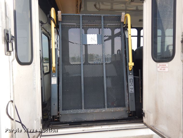 image for item DM2929 2002 Ford E450  shuttle bus