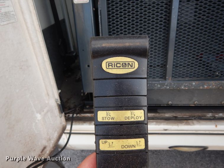 image for item DM2929 2002 Ford E450  shuttle bus