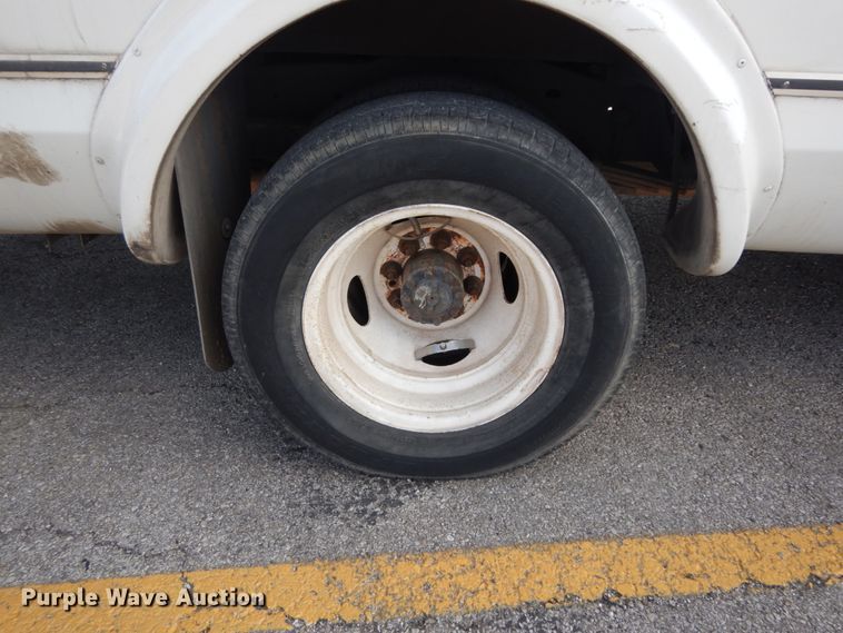 image for item DM2929 2002 Ford E450  shuttle bus