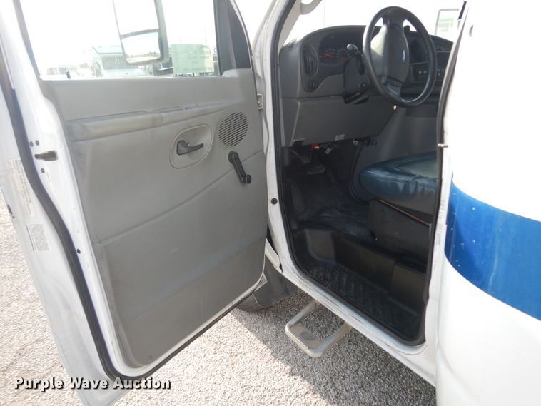 image for item DM2930 2008 Ford E450  shuttle bus